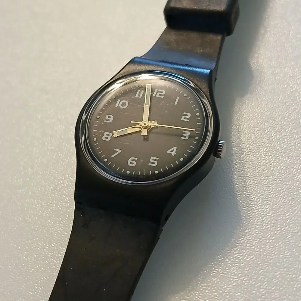 Vintage 90s Swatch Swiss Minimalist Black 25mm Ladies Quartz Watch AG 1997